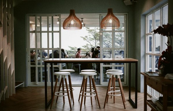 Quels sont les avantages d'un robot pâtissier avec bol en acier inoxydable pour des pâtes à pain?