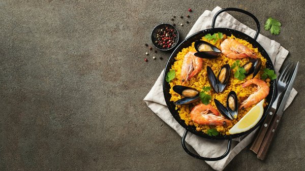 Comment préparer une paella valencienne authentique avec des fruits de mer frais et du poulet?