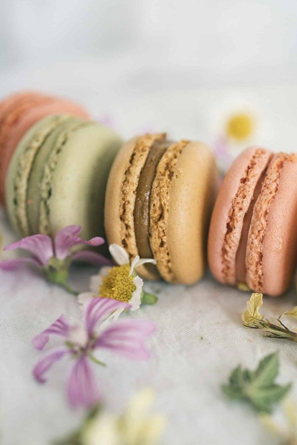 Quels sont les secrets pour réussir des macarons croquants à l'extérieur et moelleux à l'intérieur?